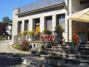 um prédio com escadas em frente a um prédio em Residence Il Mulinaccio em Pievepelago mais 29 fotografias