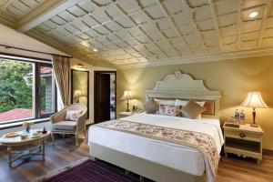 Postel nebo postele na pokoji v ubytování The Naini Retreat, Nainital by Leisure Hotels