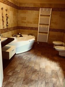 ein Badezimmer mit einer Badewanne, einem WC und einem Waschbecken in der Unterkunft Villino CORTEBOZZINI in Bardolino