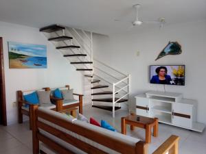 sala de estar con escalera de caracol y sofá en Apartment Mont Moria, en Porto Seguro