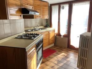 uma cozinha com um fogão e um lavatório em Apartment La Terrazza em Orio al Serio