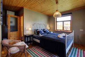 um quarto com uma cama, uma cadeira e uma janela em Pilava em Roja