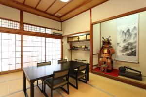 een eetkamer met een tafel en een samurai standbeeld bij Ebisusou in Takashima