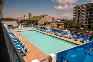 Bazén v ubytování Admiral Resort Motel nebo v jeho okolí