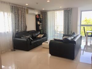 Posezení v ubytování Three bedroom apartment on Pratumnak