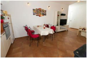 Kuchyň nebo kuchyňský kout v ubytování Apartments FRAGOLINA