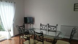 TV a/nebo společenská místnost v ubytování Les Sables Blancs