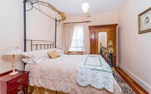 A bed or beds in a room at Eliza 1875 Red Brick Duplex Townhouse