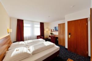 Postel nebo postele na pokoji v ubytování Hotel am Dom