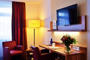 TV a/nebo společenská místnost v ubytování Hotel am Dom