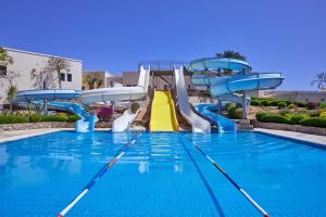 une grande piscine avec un toboggan dans l'établissement Jaz Mirabel Resort, à Charm el-Cheikh