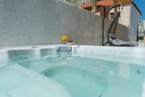 Bazén v ubytovaní Villa Donato with Jacuzzi alebo v jeho blízkosti