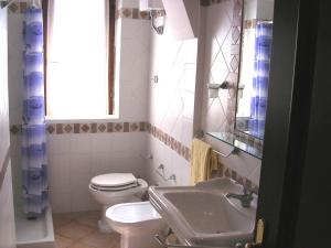 a bathroom with a toilet and a sink at Collina delle Rose in Bagnoregio +23 photos