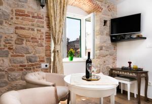 Televízia a/alebo spoločenská miestnosť v ubytovaní Studio Amore in Diocletian palace