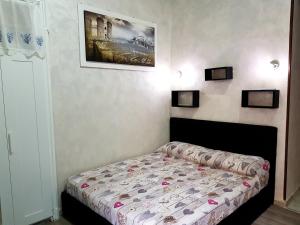 een slaapkamer met een bed in een kamer bij Napoli Central Loft in Napels