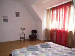 um quarto com uma cama, uma cadeira e uma janela em Old Town spacious apartment em Praga