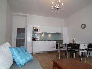 プラハにあるOld Town spacious apartmentのリビングルーム(キッチン、ダイニングルーム付)