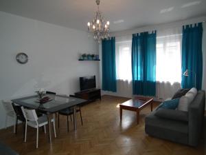 uma sala de estar com uma mesa e um sofá em Old Town spacious apartment em Praga