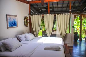 Кровать или кровати в номере Serene Beach Villa