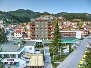 una vista aerea di una città con edifici di Devin Spa Hotel a Devin