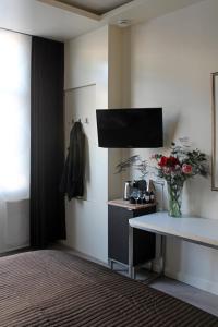 TV a/nebo společenská místnost v ubytování Hof, a luxury B&B in the center of Eindhoven