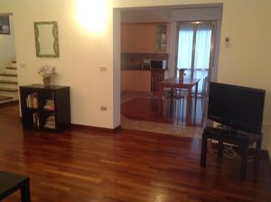 uma sala de estar com pisos em madeira e uma televisão de ecrã plano em SEA STAR Holidays House - Beach 150 m - Private parking em Pescara