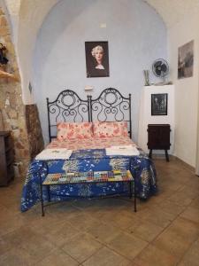 une chambre avec un lit avec une couette bleue dans l'établissement casa nica sul mare house on the sea, à Cefalù