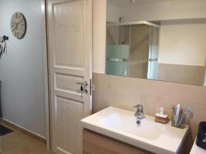 une salle de bains avec un lavabo et un miroir dans l'établissement Casamare Lido di Noto, à Noto Marina 19 autres photos