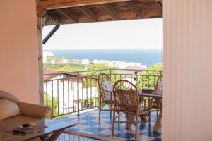 d'un balcon avec une table et des chaises donnant sur l'océan. dans l'établissement Eleonor Guest House, à Byala