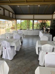 Reštaurácia alebo iné gastronomické zariadenie v ubytovaní Selefkos Palace