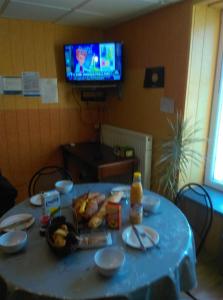 Een TV en/of entertainmentcenter bij Aux 3 Loups
