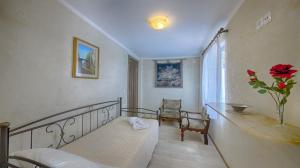 Postel nebo postele na pokoji v ubytování Feakia apartment 1