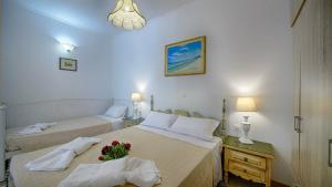 Postel nebo postele na pokoji v ubytování Feakia apartment 1