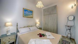 Postel nebo postele na pokoji v ubytování Feakia apartment 1