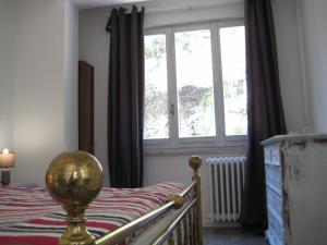 イトリにあるS. Martino 30のベッドルーム1室(ベッド1台、大きな窓付)