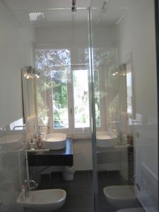 イトリにあるS. Martino 30のバスルーム(洗面台2台、ガラス張りのシャワー付)