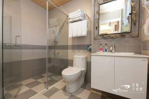 ein Badezimmer mit Toilette und Glasdusche in der Unterkunft Miao Miao Homestay with Lift in Taitung + 36 Fotos