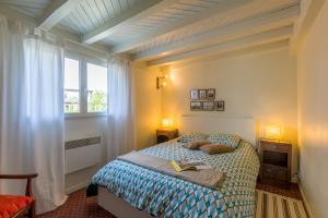 Postel nebo postele na pokoji v ubytování SAUNA - JACUZZI - 100% PRIVÉ - L'ESTANTADA