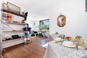 uma sala de estar com uma mesa com pratos em La Terrazza 38 em Sorrento