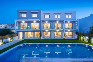 普拉坦斯Mary Hotel & Mary Royal Suites的一栋前面有游泳池的房子