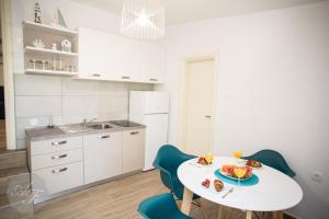 Apartmani Ferdinanda的厨房或小厨房