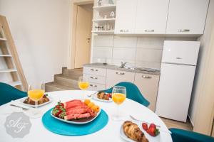 Apartmani Ferdinanda的厨房或小厨房