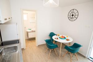 Apartmani Ferdinanda的厨房或小厨房