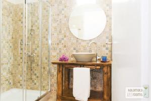 A bathroom at Kalamata Art Rooms