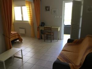 薩拉瓦的住宿－Les Palettes，客厅配有沙发和桌子