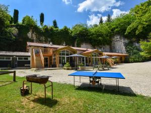 オーブテール・シュル・ドロンヌにあるSpacious villa in Aubeterre-sur-Dronne with Private Gardenのギャラリーの写真
