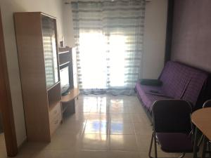 a living room with a couch and a tv at Apartamento en Benicarlo in Benicarló