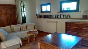 - un salon avec un canapé et une table dans l'établissement Villa Campo, à Chianni