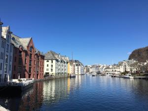 una vista di un fiume in una città con edifici di Ålesund downtown loft room with shared bathroom ad Ålesund