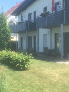 ein Haus mit einer Frau auf einem Balkon in der Unterkunft Ferienwohnung Meiwes in Hövelhof